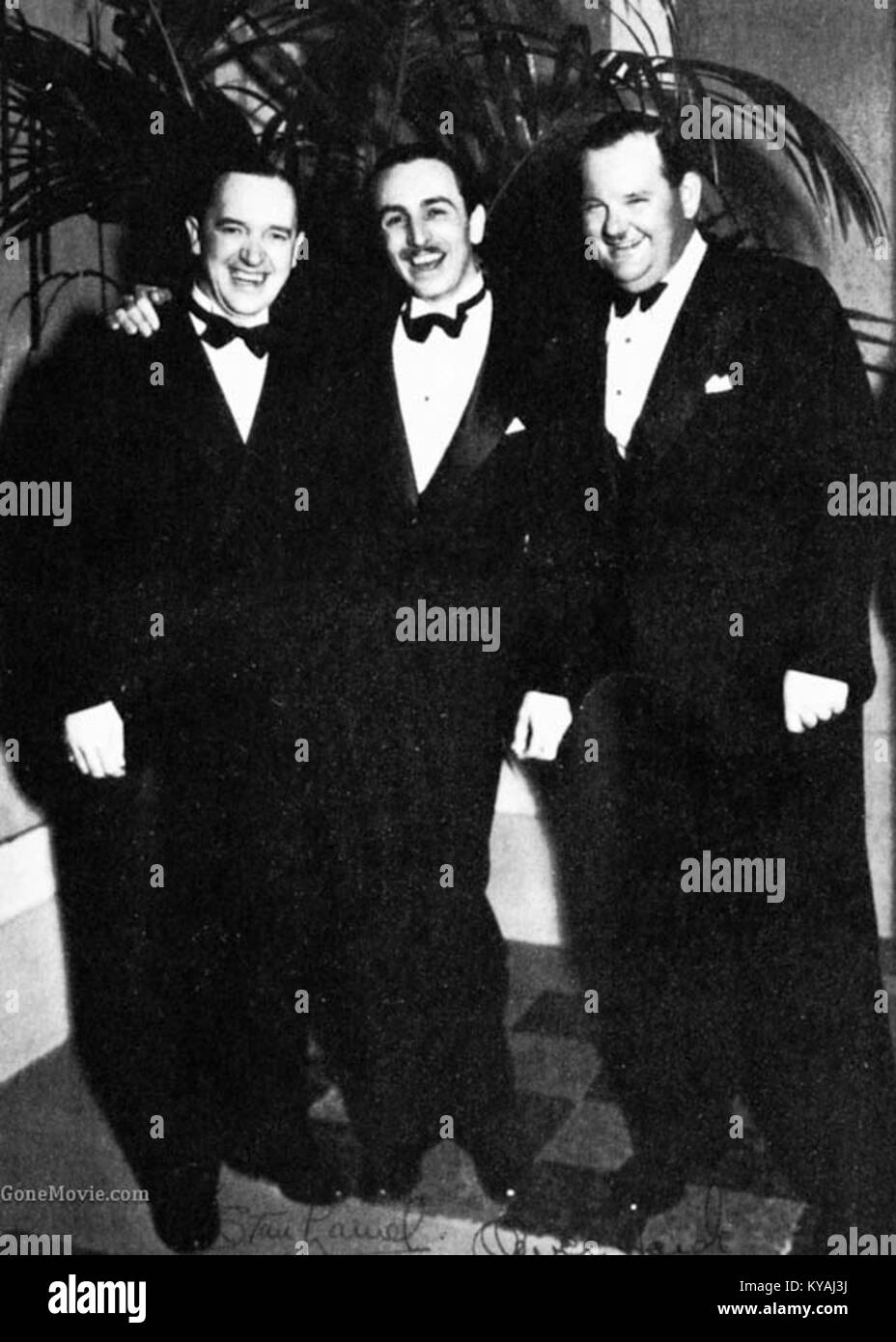 Ein Schwarzweißfoto aus der Mitte der 1930er Jahre mit dem Komiker Stan Laurel, dem Animator Walt Disney und dem Schauspieler Oliver Hardy. Dieses Bild, das während eines gesellschaftlichen Treffens aufgenommen wurde, spiegelt die Schnittmenge der frühen Film- und Animationsbranche wider. Stockfoto