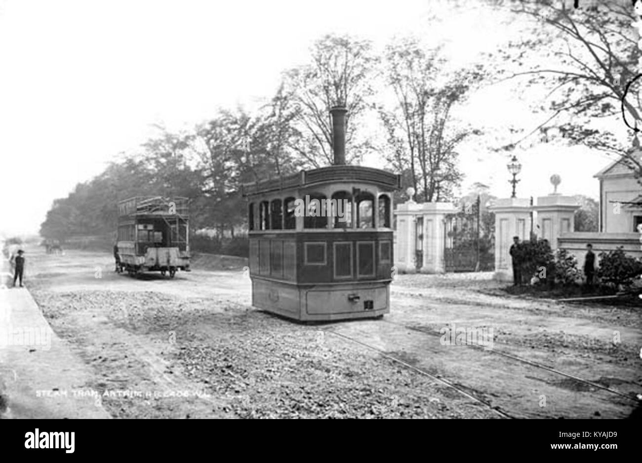 Eine Dampfbahn der Cavehill and Whitewell Tramway ist um 1897 vor den Toren des Chichester Park an der Antrim Road in Belfast zu sehen. Diese Straßenbahn, die von 1882 bis 1911 in Betrieb war, war eine der ersten in Belfast, die dampfbetriebene Straßenbahnen nutzte, was eine bedeutende Entwicklung in der Geschichte des öffentlichen Nahverkehrs der Stadt markierte. Stockfoto