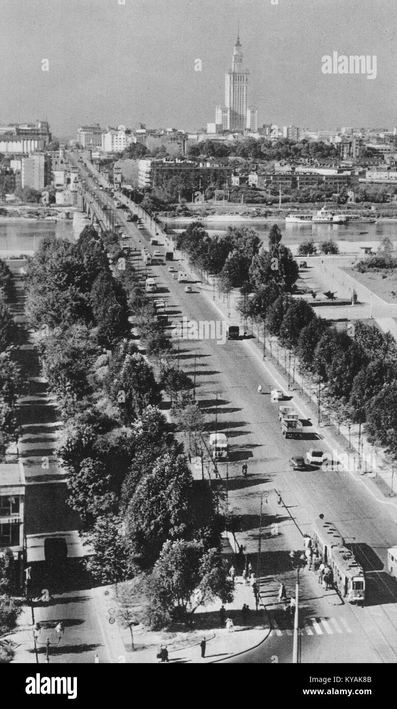 Das Foto zeigt den Palast der Kultur und Wissenschaft in Warschau von der Poniatowski-Brücke aus in den 1960er Jahren und hebt urbane Architektur und kulturelle Sehenswürdigkeiten hervor. Stockfoto