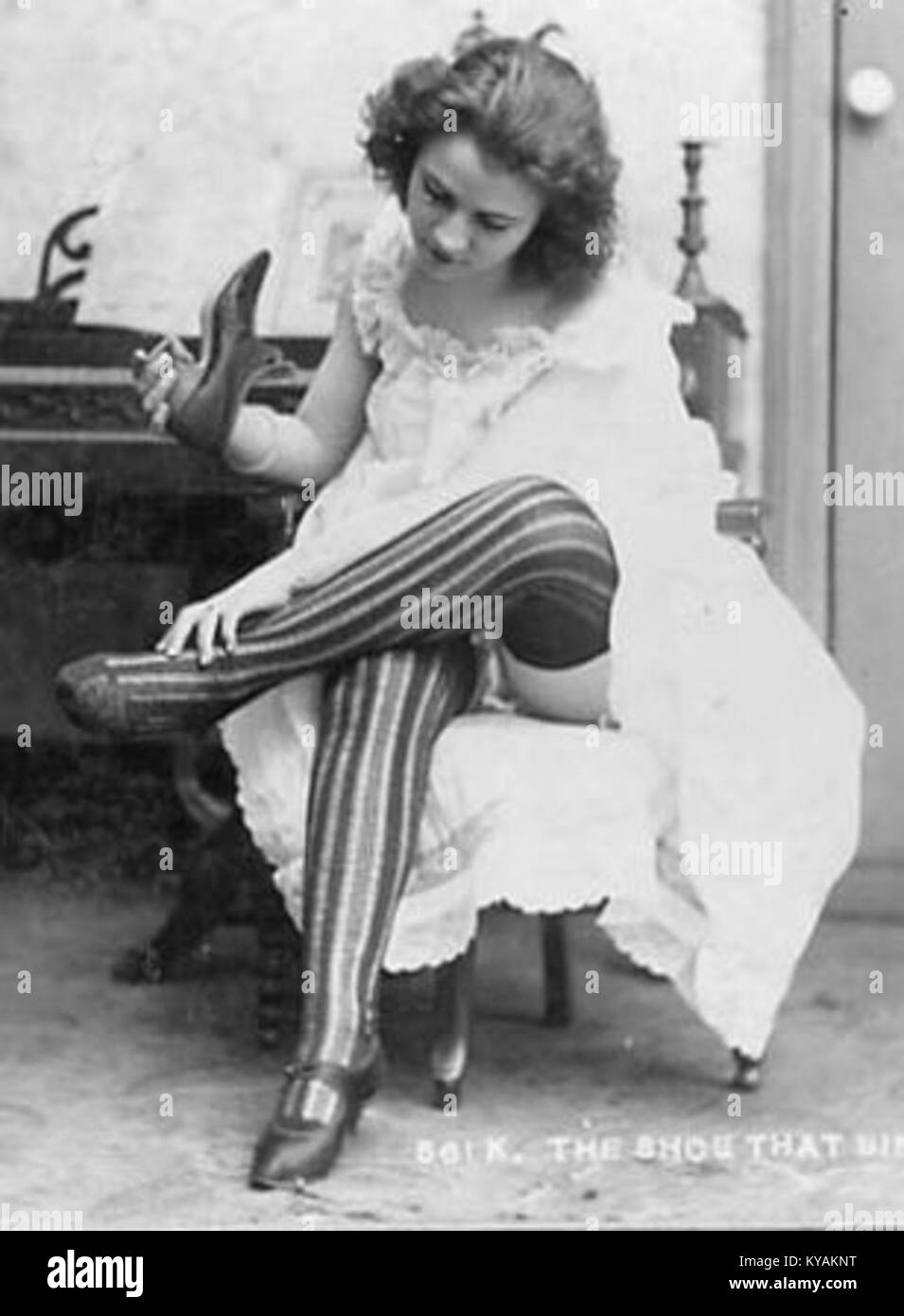 „Naughty Maid“ von CE Johnson ist ein Gemälde, das eine häusliche Szene mit einem Dienstmädchen zeigt und die Kunst und Inneneinrichtung des frühen 20. Jahrhunderts illustriert. Stockfoto