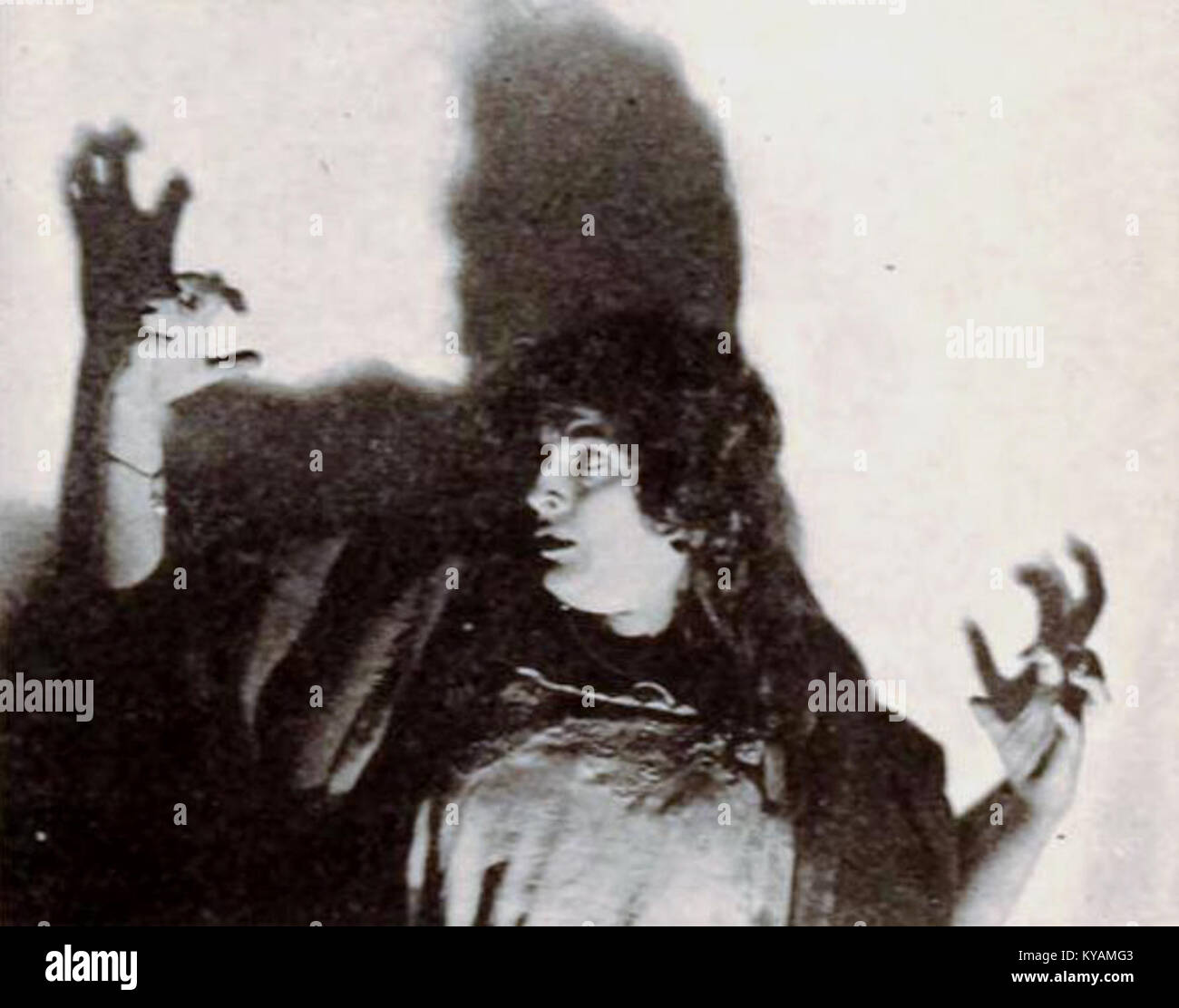 „Outside the Law“ (1920) ist ein Stummkrimi von Tod Browning, der kriminelle Aktivitäten und gesellschaftliche Herausforderungen im frühen 20. Jahrhundert beschreibt. Stockfoto