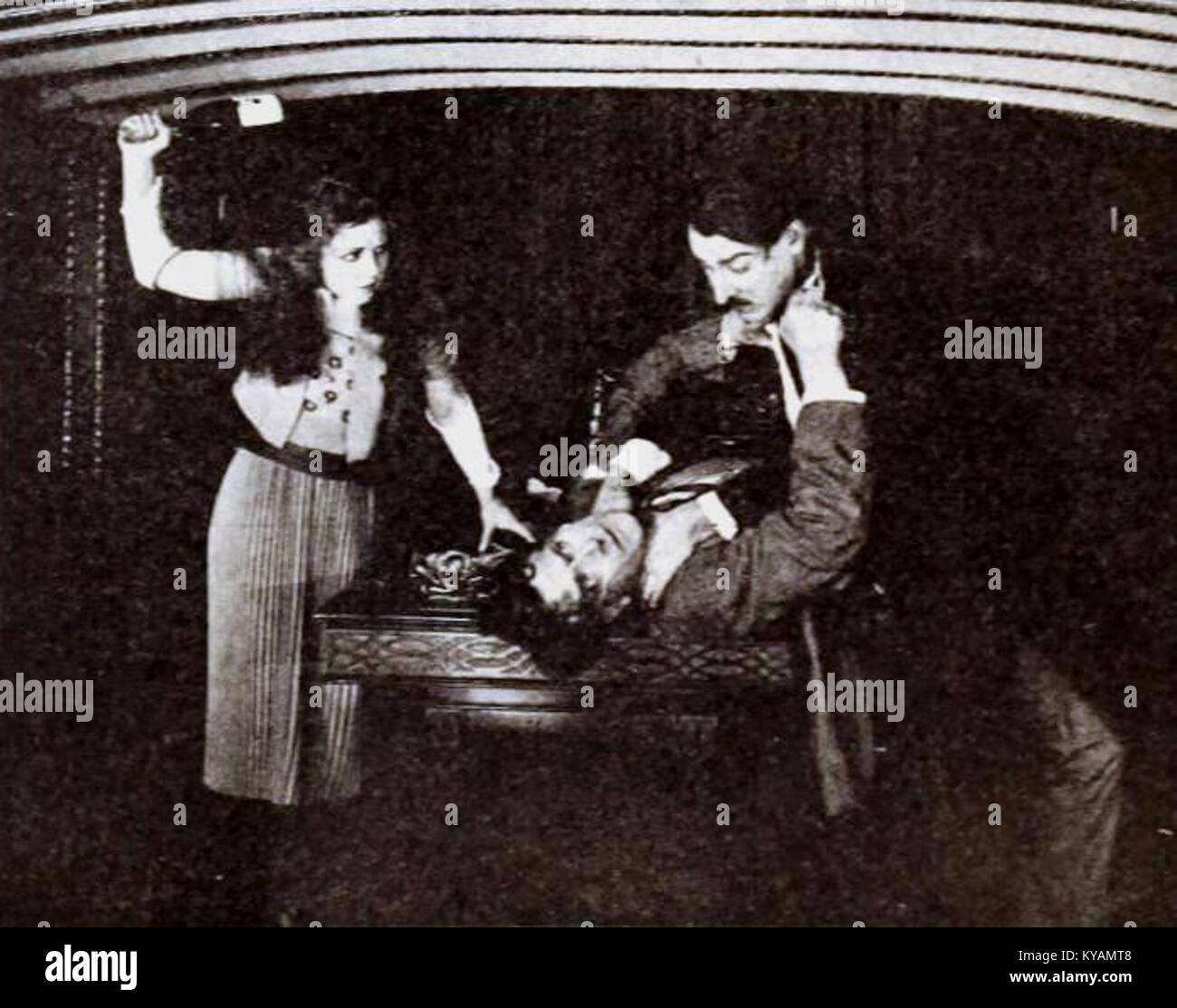 „Risk Business“ (1920) ist ein Stummfilm aus dem frühen 20. Jahrhundert, der sich mit Themen der Romantik und gesellschaftlichen Fragen befasst und die frühe Filmgeschichte reflektiert. Stockfoto