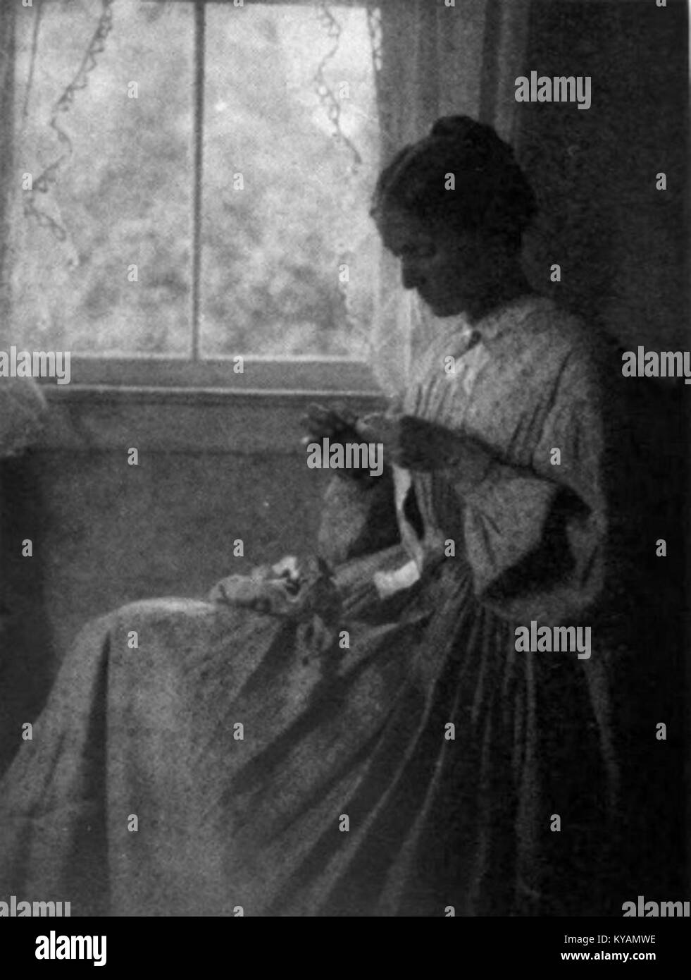 Foto von Mary Harvey Tannahill, 1912, eine Frau, die aus einem Fenster blickt und die Porträtfotografie des frühen 20. Jahrhunderts und die Teilnahme von Frauen an Fotowettbewerben widerspiegelt. Stockfoto