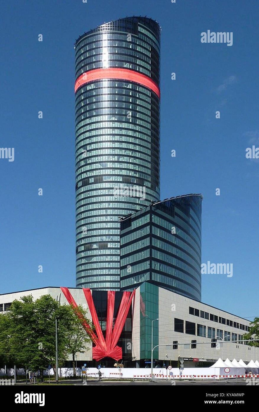 Dieses Bild dokumentiert den Bau des Sky Tower in Wrocław (Polen) zwischen 2006 und 2012 und zeigt die städtebauliche Entwicklung und den architektonischen Fortschritt des Hochhauses. Stockfoto