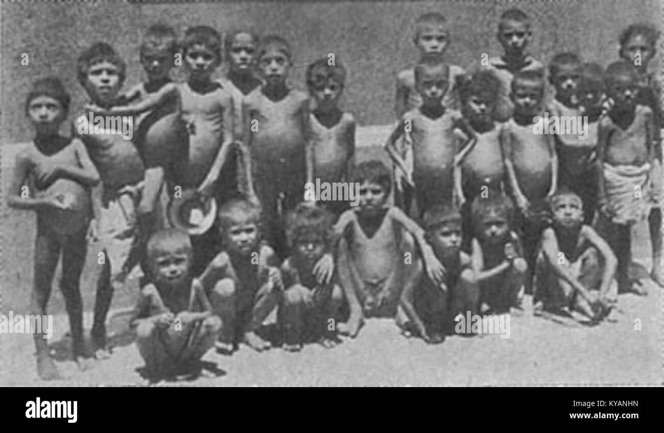Foto von Waisen, die die Bengale Hungersnot von 1943 in Britisch-Indien überlebten. Das Bild dokumentiert die humanitäre Krise und ihre Auswirkungen auf Kinder während des Zweiten Weltkriegs Stockfoto