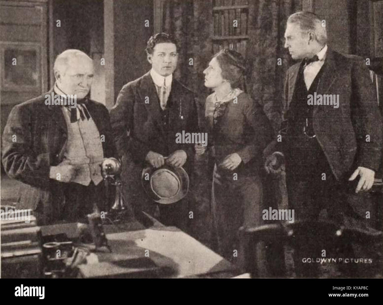 Der Film „das alte Nest“ aus dem Jahr 1921 beschreibt die Dynamik der Familie, das Altern und Generationskonflikte und betont emotionale Herausforderungen, denen ältere Eltern in der Gesellschaft des frühen 20. Jahrhunderts gegenüberstehen. Stockfoto
