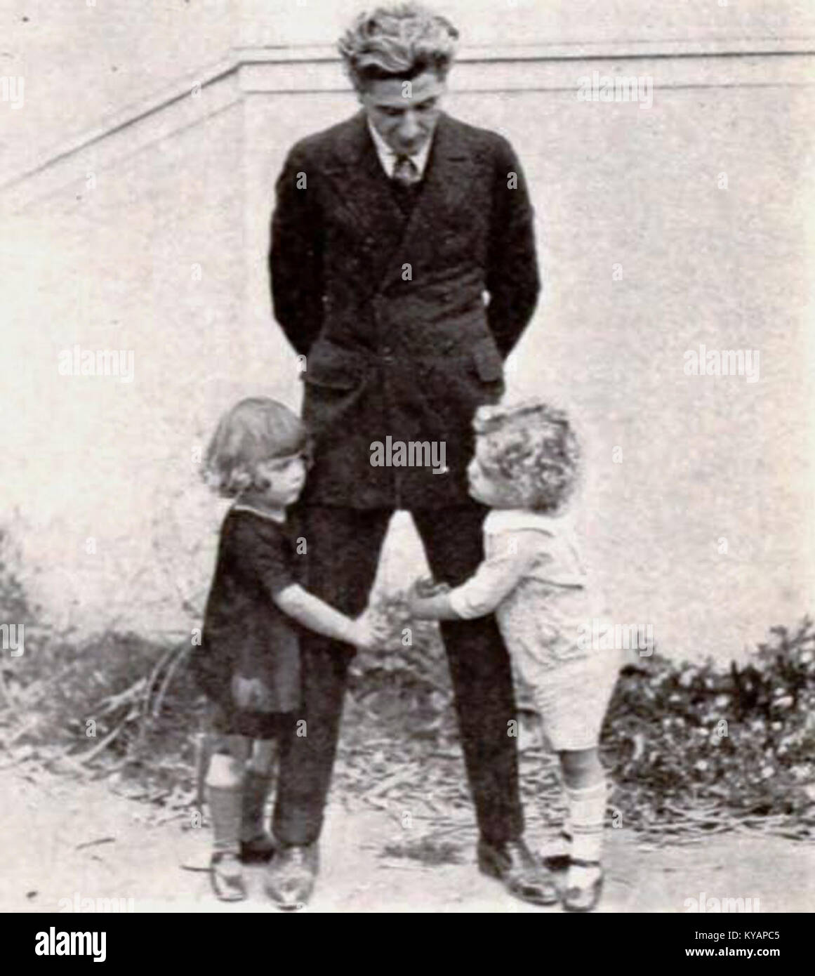 Dieses Gemälde mit dem Titel „das Kind, das du mir gavest“ aus dem Jahr 1921 spiegelt die emotionale Tiefe seines Themas wider. Das Kunstwerk fängt einen ergreifenden Moment ein und beschäftigt sich möglicherweise mit Themen wie Familie, Verlust oder Lebensstadien während des frühen 20. Jahrhunderts. Stockfoto