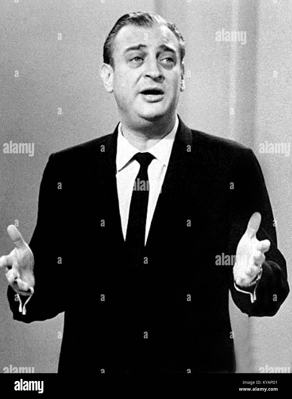Dieses Bild von Rodney Dangerfield, aufgenommen 1972, zeigt seinen frühen komödiantischen Stil und seine einzigartige Persönlichkeit. Bekannt für seinen selbstverachtenden Humor wurde Dangerfield zu einer prominenten Figur in der amerikanischen Komödie. Stockfoto