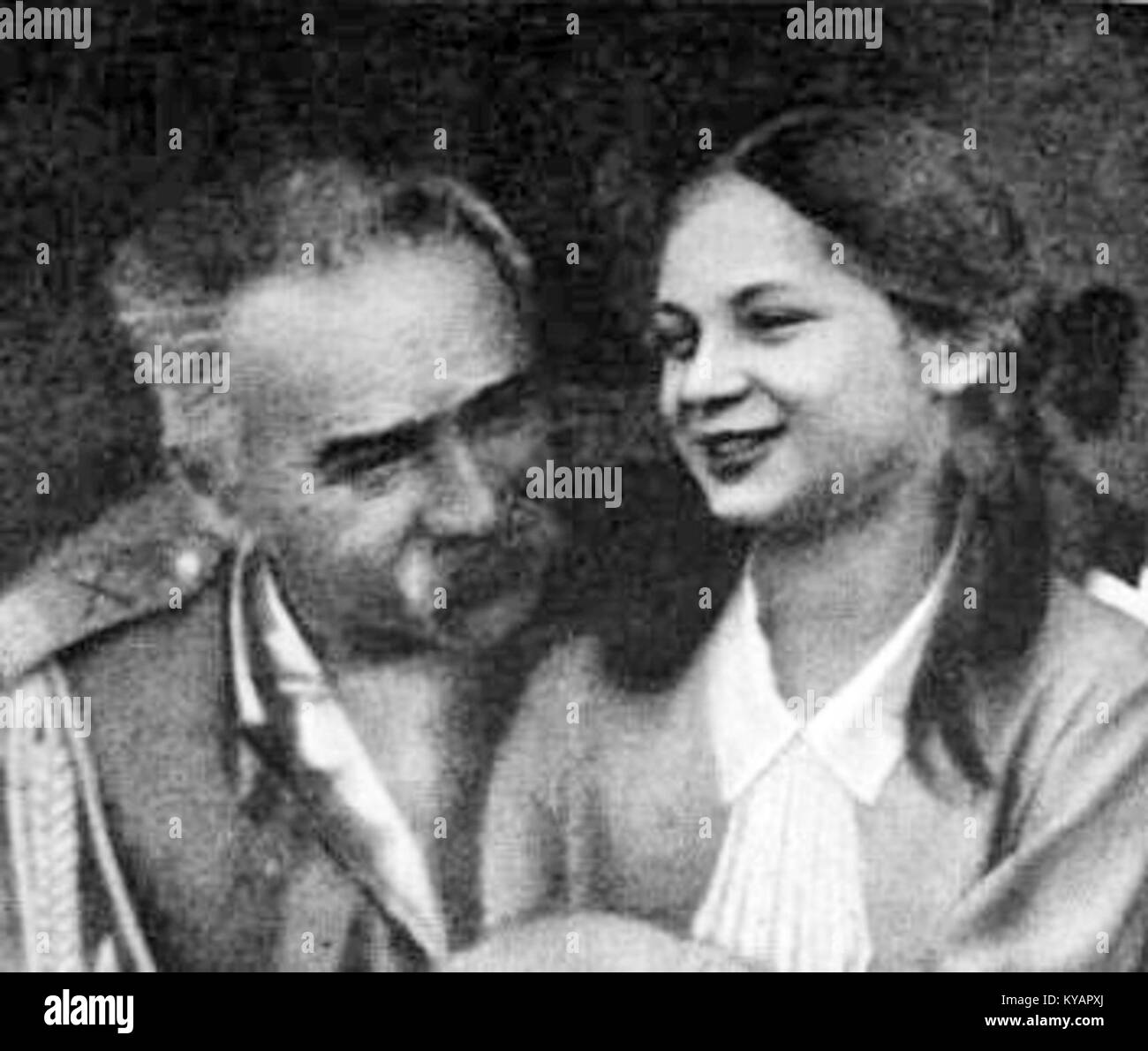 Dieses historische Foto zeigt Józef Piłsudski, einen wichtigen polnischen Staatsmann, mit seiner Tochter, der einen persönlichen Moment dieses einflussreichen Führers der polnischen Unabhängigkeit festnimmt. Stockfoto