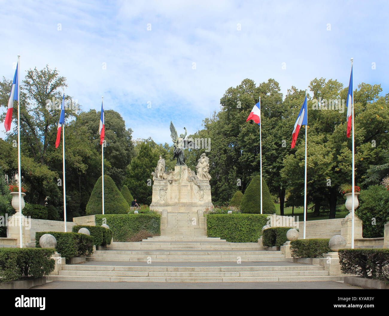 Kriegsdenkmal in Béziers, Frankreich, zum Gedenken an Soldaten, die während des Krieges starben, spiegelt die Hingabe der Stadt zum Gedenken und zur Ehre wider. Stockfoto
