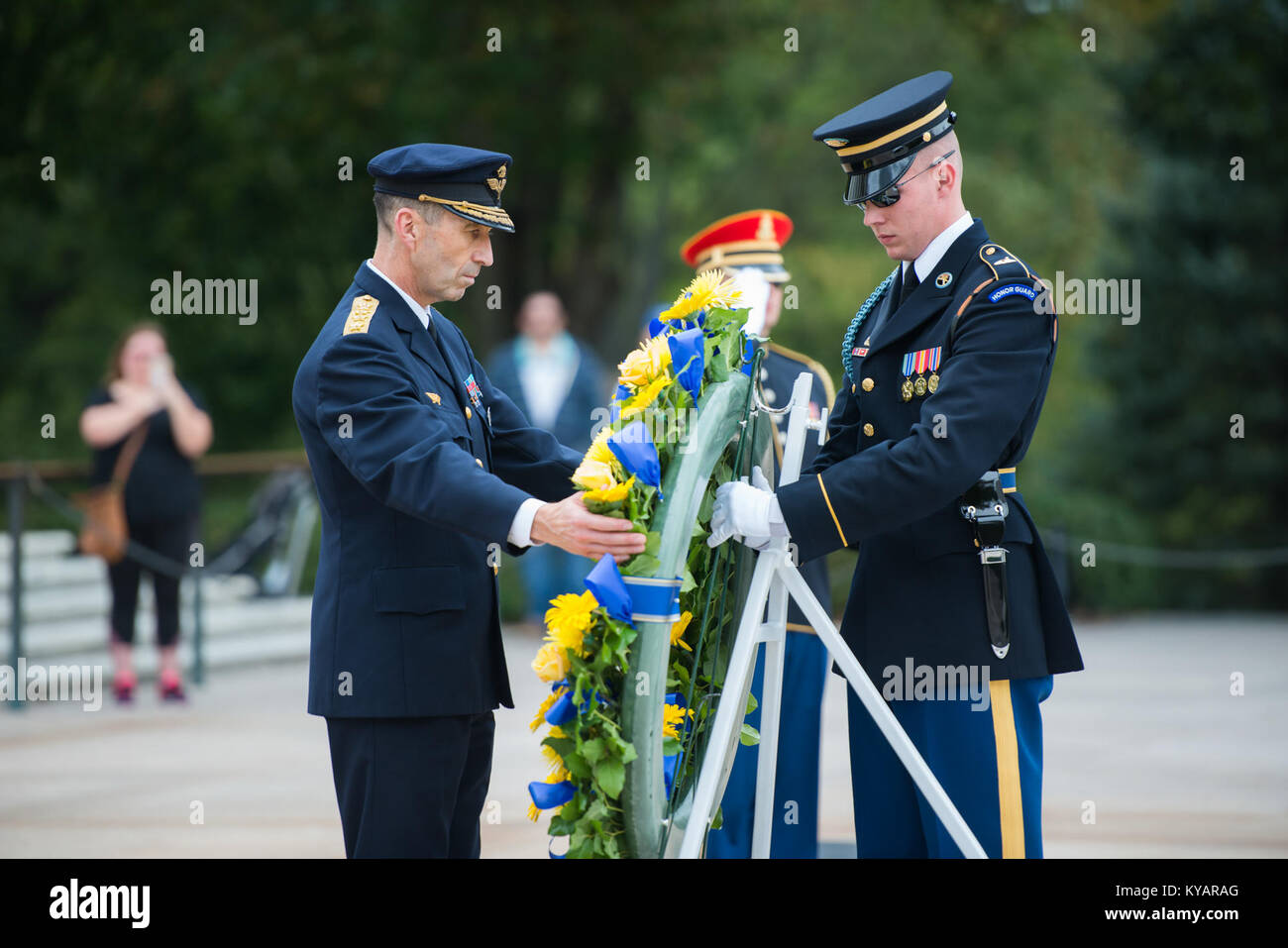 Oberbefehlshaber der schwedischen Streitkräfte Gen. Michael Bydén führt eine öffentliche Wreath-Laying am Grab des Unbekannten Soldaten (24058172608) Stockfoto