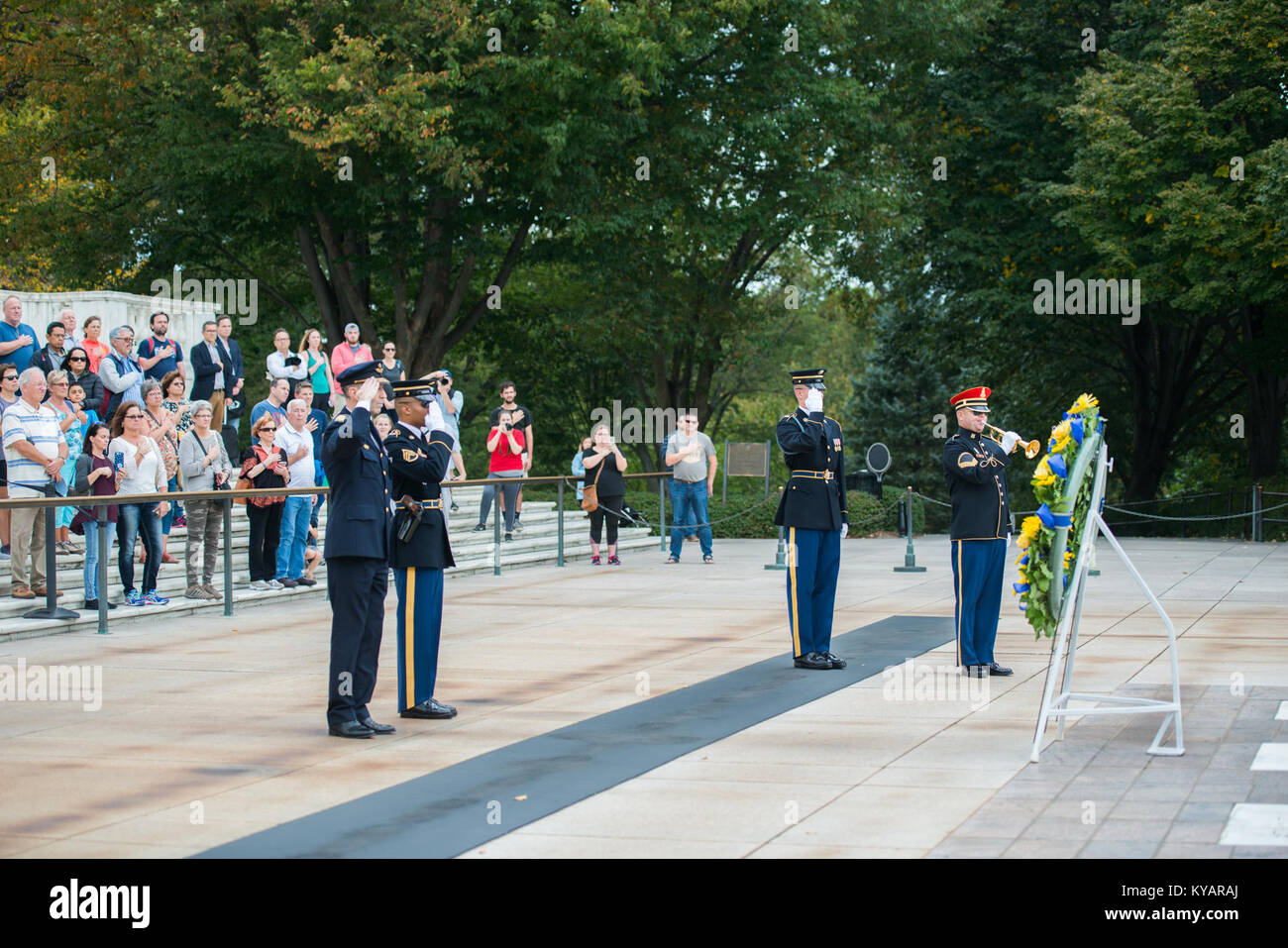 Oberbefehlshaber der schwedischen Streitkräfte Gen. Michael Bydén führt eine öffentliche Wreath-Laying am Grab des Unbekannten Soldaten (37879146482) Stockfoto