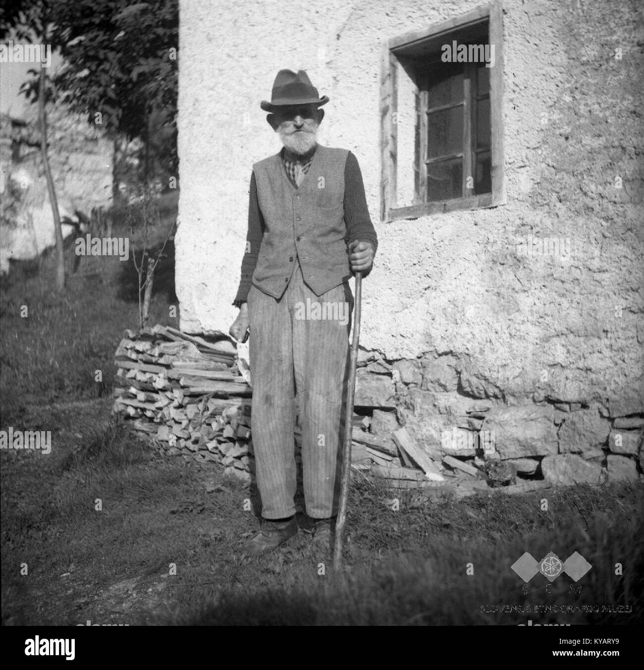 1954 Foto von Kožuščev Miha aus Dol. Šebrelj, ein 84-jähriger Mensch, der persönliche Porträts und das Leben vor Ort dokumentiert. Stockfoto