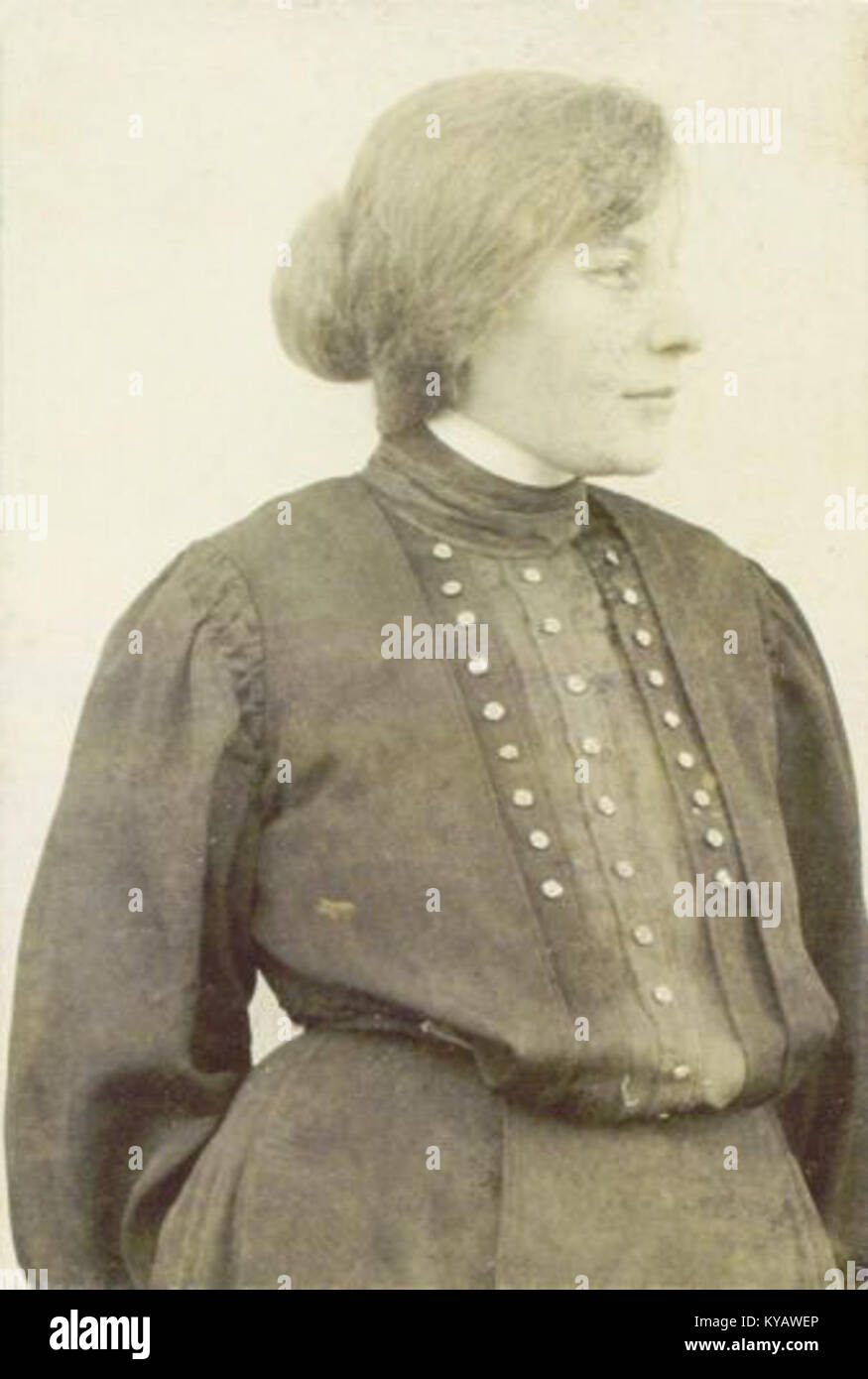 Eine Fotografie von Mara Tavčar aus den 1910er Jahren, die ihre Kleidung und Frisur zeigt und die Modetrends des Slowenien des frühen 20. Jahrhunderts widerspiegelt. Stockfoto