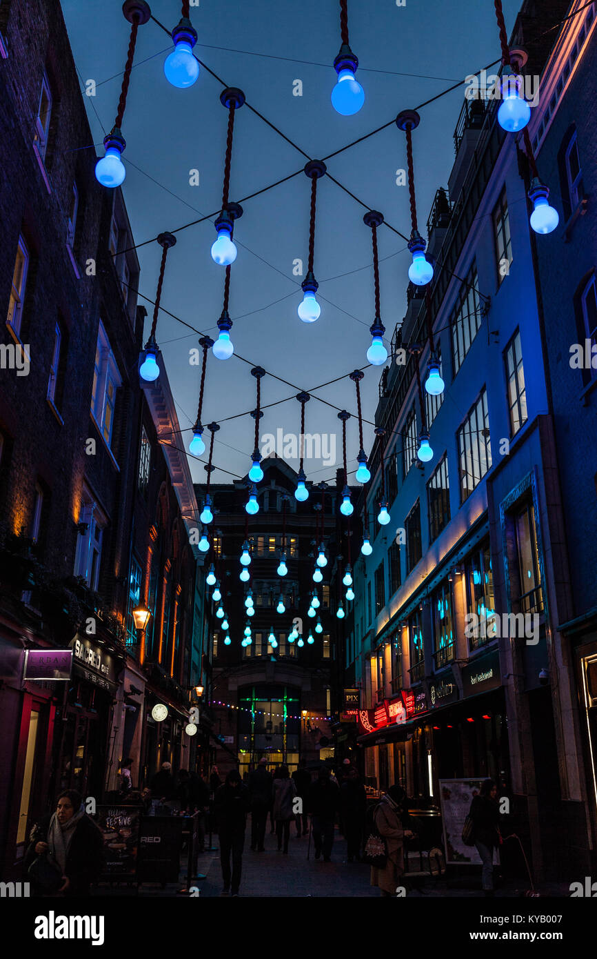 Bunte Glühbirnen hängen auf Ganton Street, London, England, UK. Stockfoto