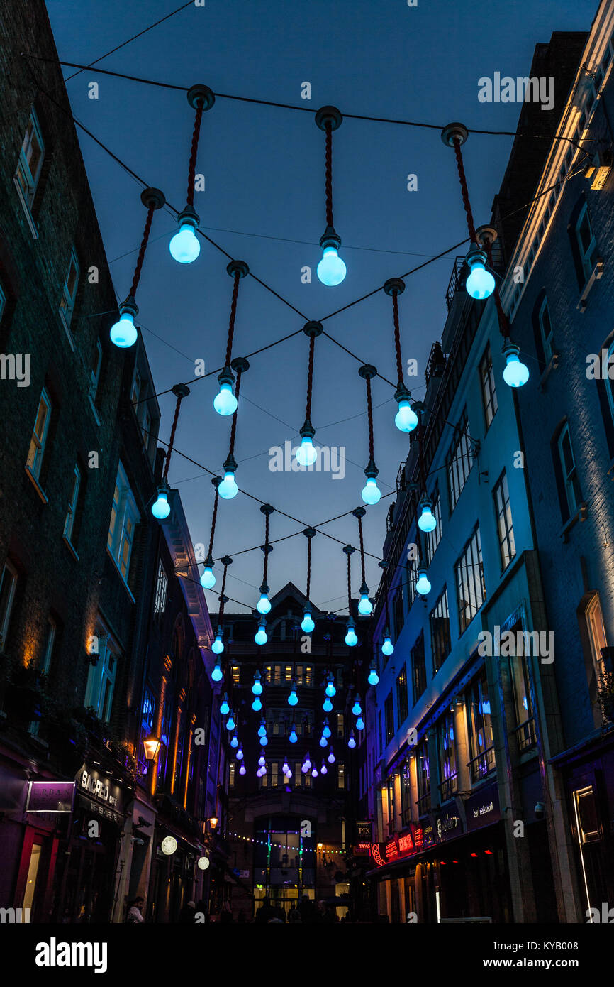 Bunte Glühbirnen hängen auf Ganton Street, London, England, UK. Stockfoto