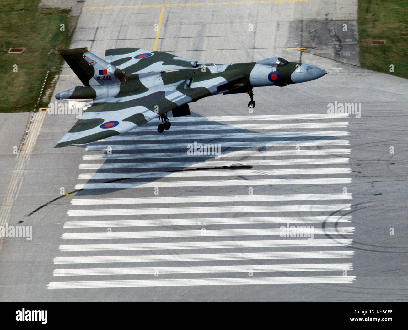 RAF Vulcan B2 (jetzt veraltete) Flugzeuge im Endanflug zum Internationalen Flughafen in Toronto, Kanada Stockfoto