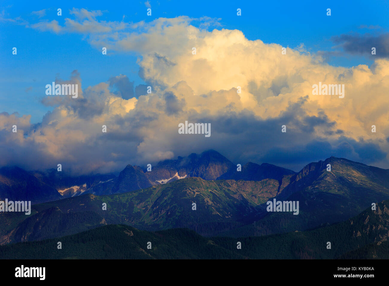 Polen, Tatra, Zakopane Kasprowy Wierch, Beskiden, Skrajna Turnia, Swinica und Koscielec Gipfeln - Hohe Tatra unter Wolken Stockfoto