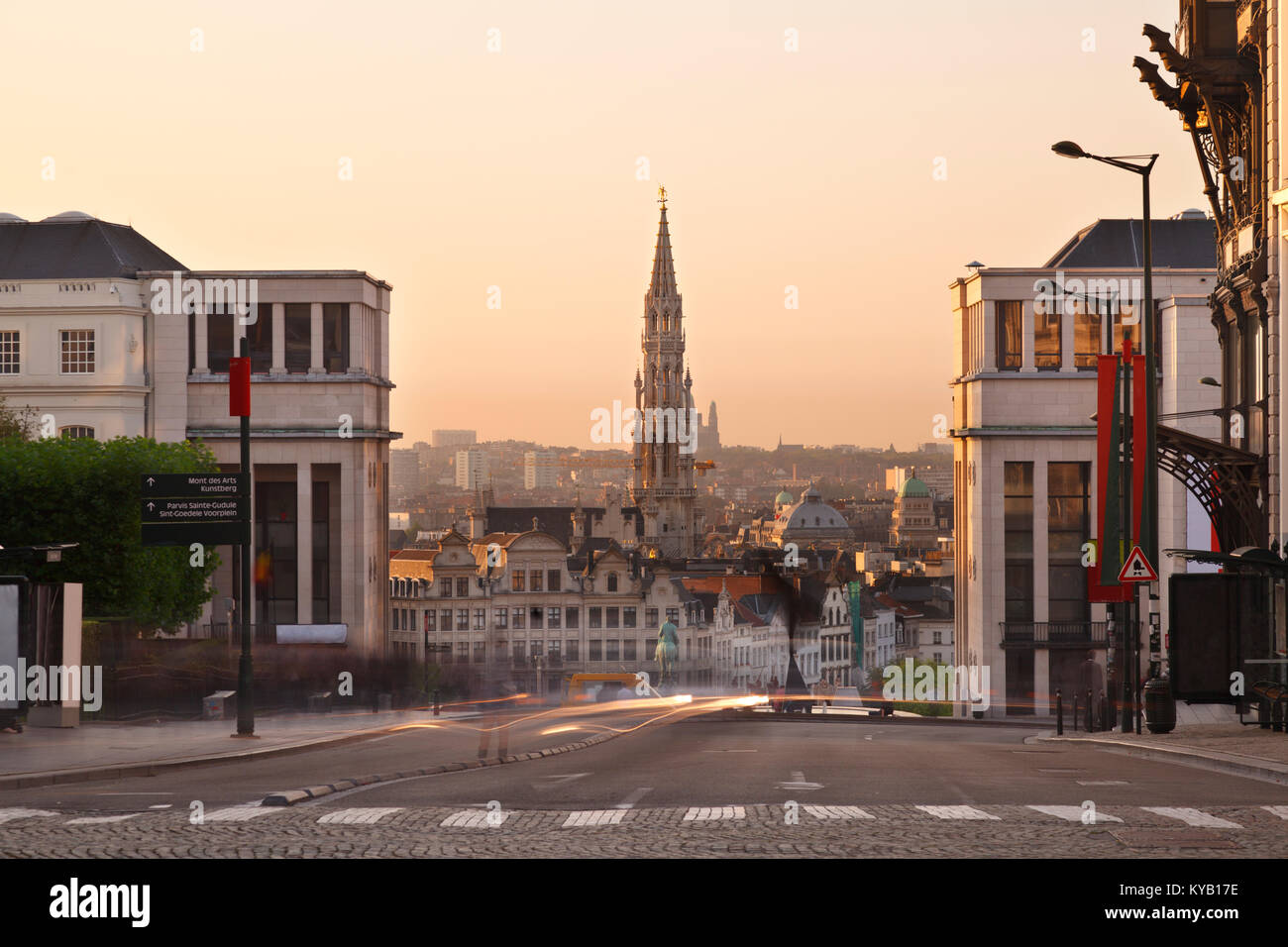 Blick vom Place Royale zum Grand Place mit dem hohen Turm des Hotel De Ville. Lange Belichtung geschossen mit warmen Abendlicht. Stockfoto