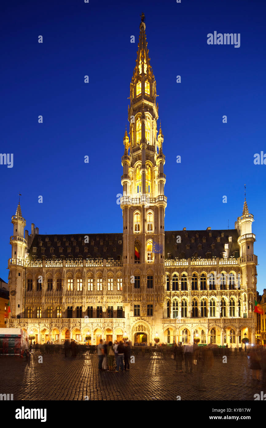 Das berühmte Rathaus von Brüssel, Hotel de Ville mit Nacht blauer Himmel und Beleuchtung. Mit einem Tilt und Shift Objektiv aufgenommen. Stockfoto