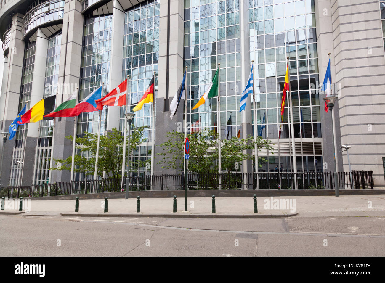 Die Gebäude des Europäischen Parlaments in Brüssel, Belgien, mit vielen Europäischen Fahnen. Stockfoto