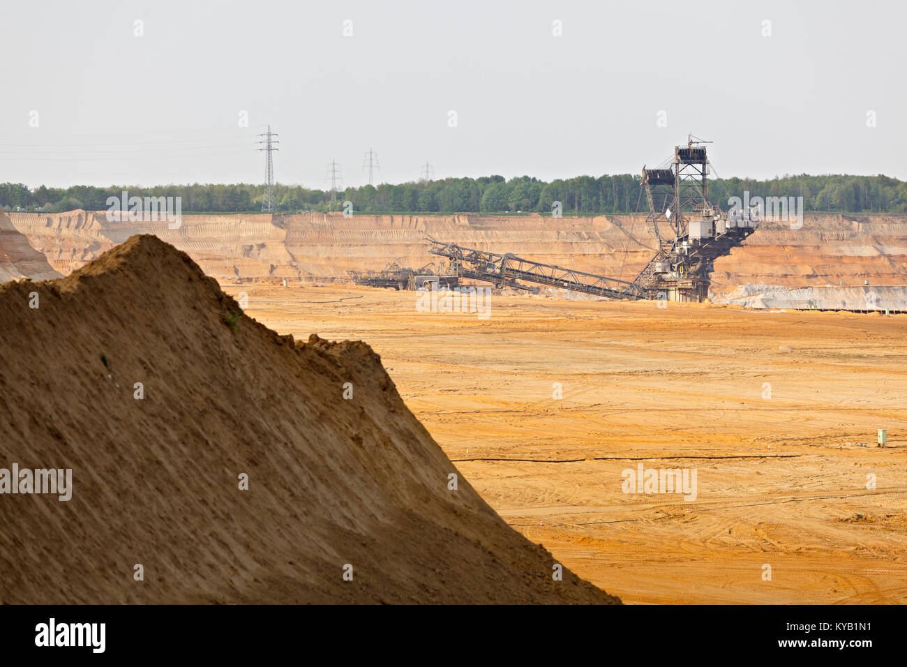 Ein braunkohletagebau Mine mit einem riesigen schaufelradbagger, einer der weltweit größten beweglichen land Fahrzeuge. Stockfoto