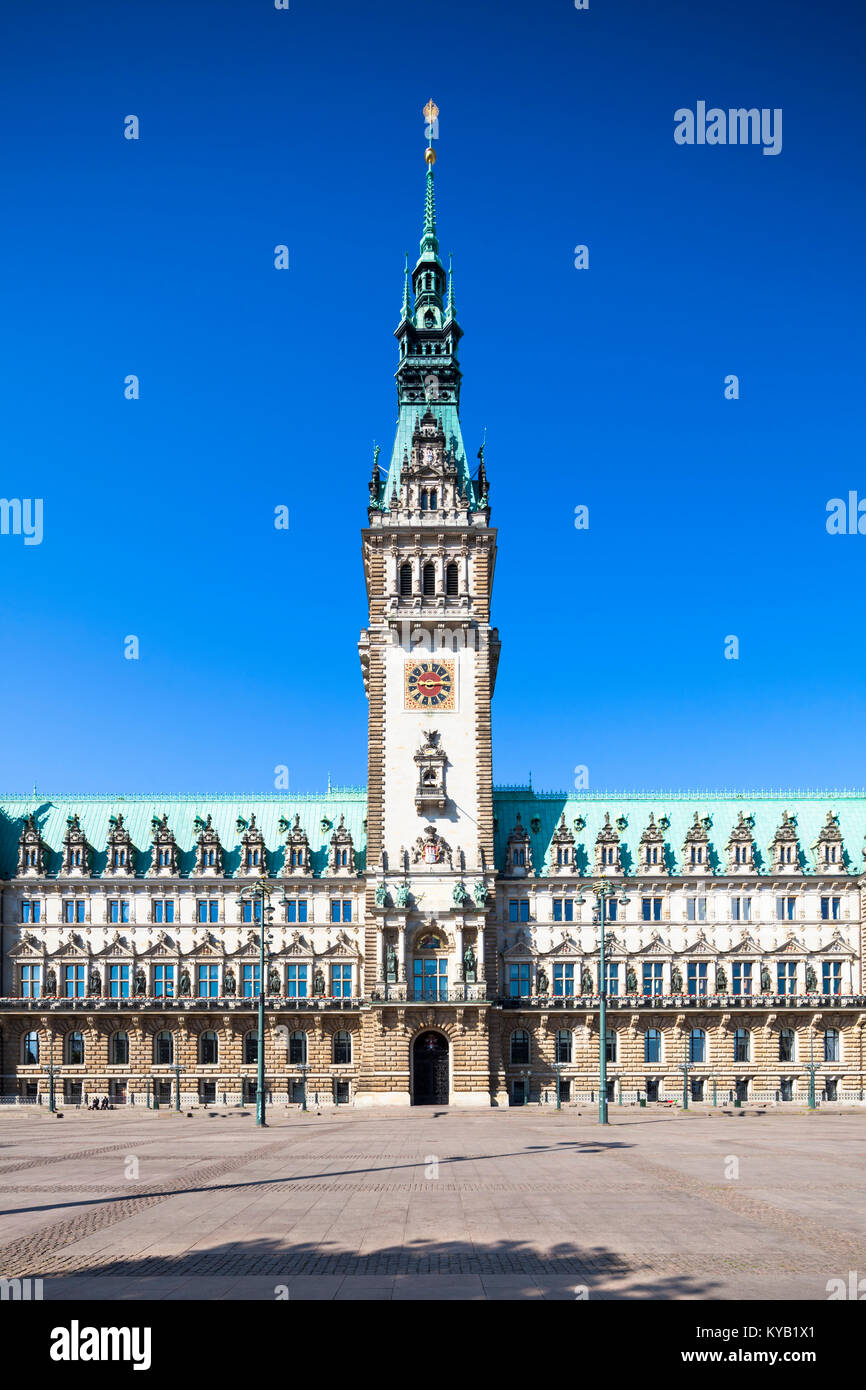 Frontal und geraden Perspektive des historischen Rathaus von Hamburg, in Deutschland. Stockfoto