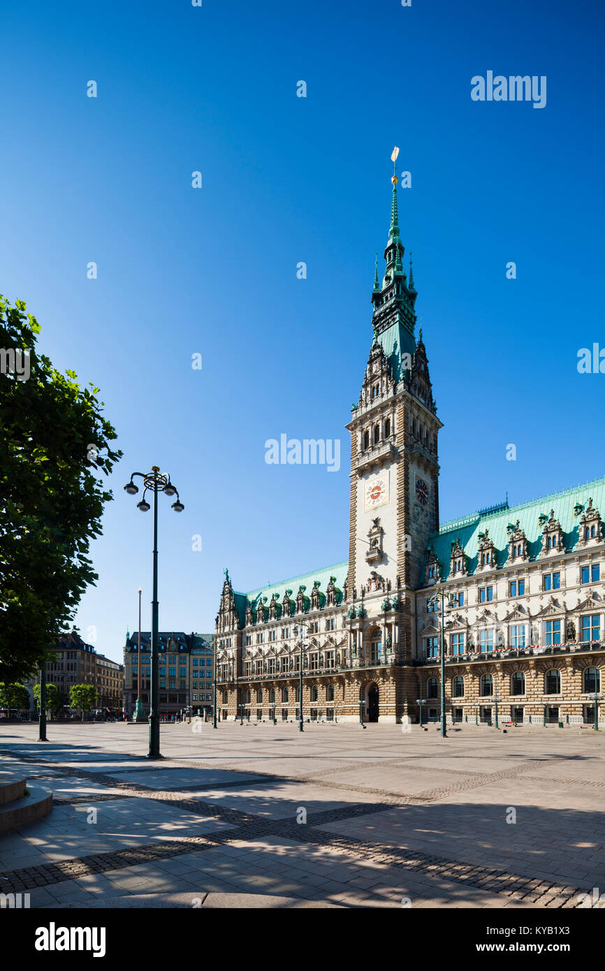 Gerade Perspektive des historischen Rathaus von Hamburg, in Deutschland. Stockfoto