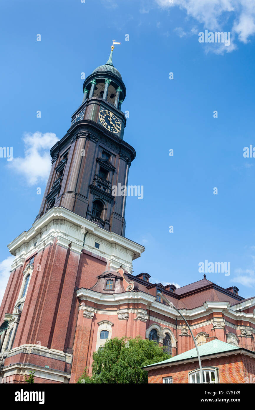Turm der St. Michaelis Kirche in Hamburg, Deutschland. Stockfoto