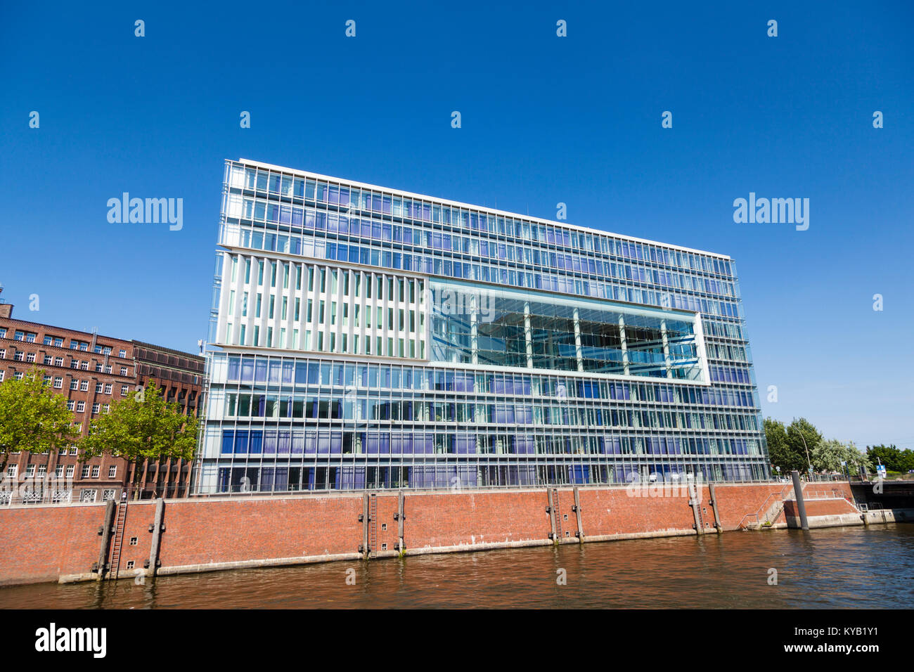 Ein modernes Bürogebäude an einem Kanal in den Hafen von Hamburg, Deutschland. Stockfoto