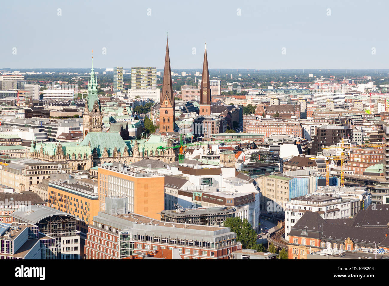 Blick von der Kirche St. Michaelis in Hamburg das Rathaus von Hamburg und einige Kirchtürme. Stockfoto