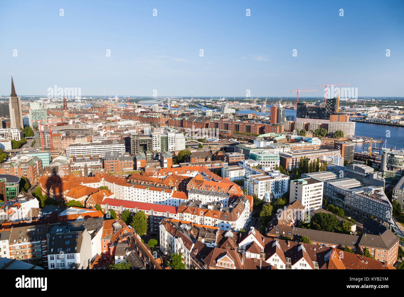 Blick von der Kirche St. Michaelis in Hamburg, Deutschland in die Speicherstadt und Elbphilharmonie. Stockfoto