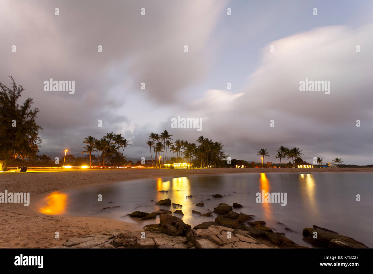 Am Abend lange Belichtungszeiten von einigen Riffen in der Salt Pond Beach Park in Kauai, Hawaii. Stockfoto