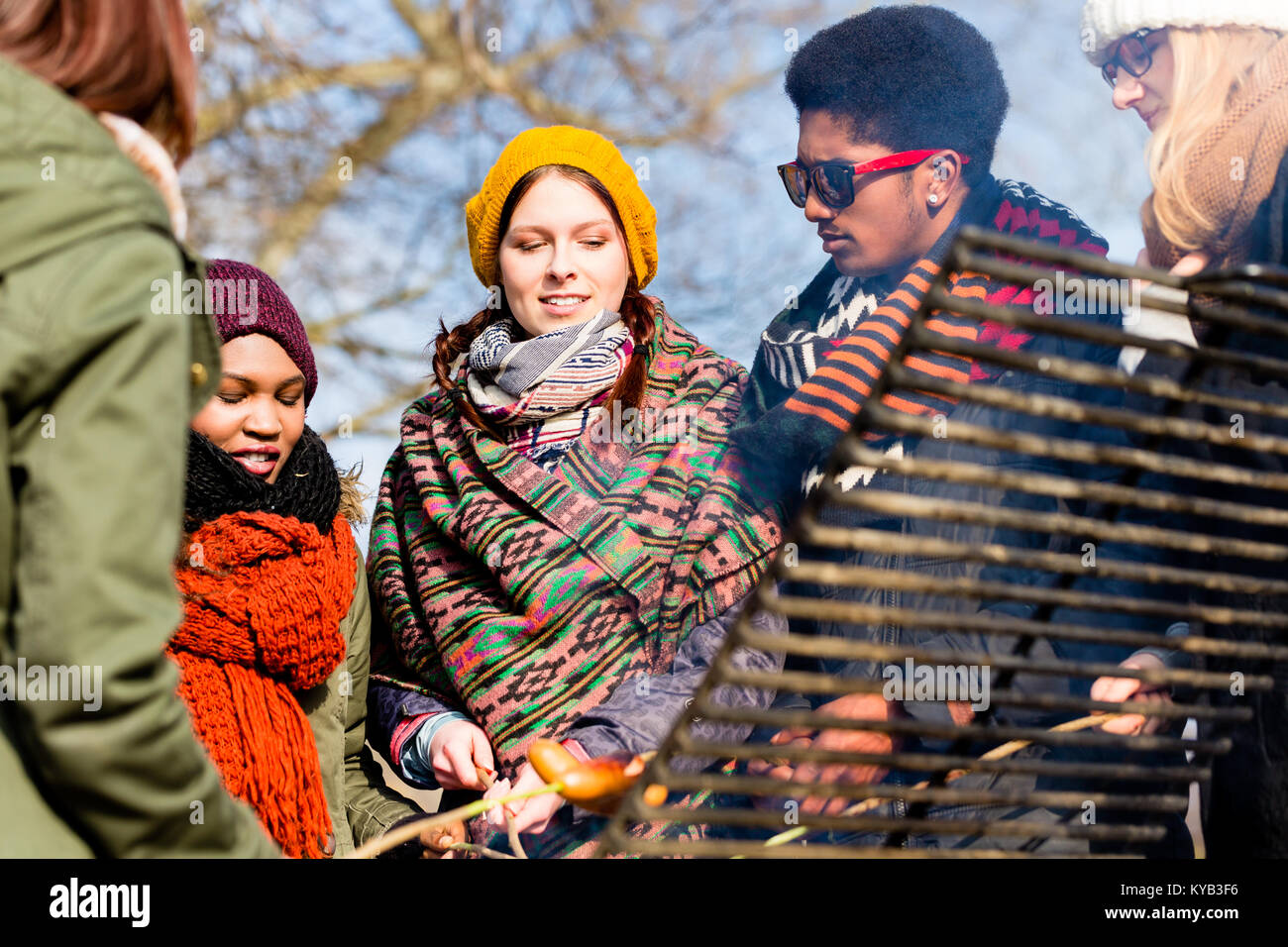 Multi-ethnischen Gruppe von fünf jungen Menschen Spaß an Grill Stockfoto