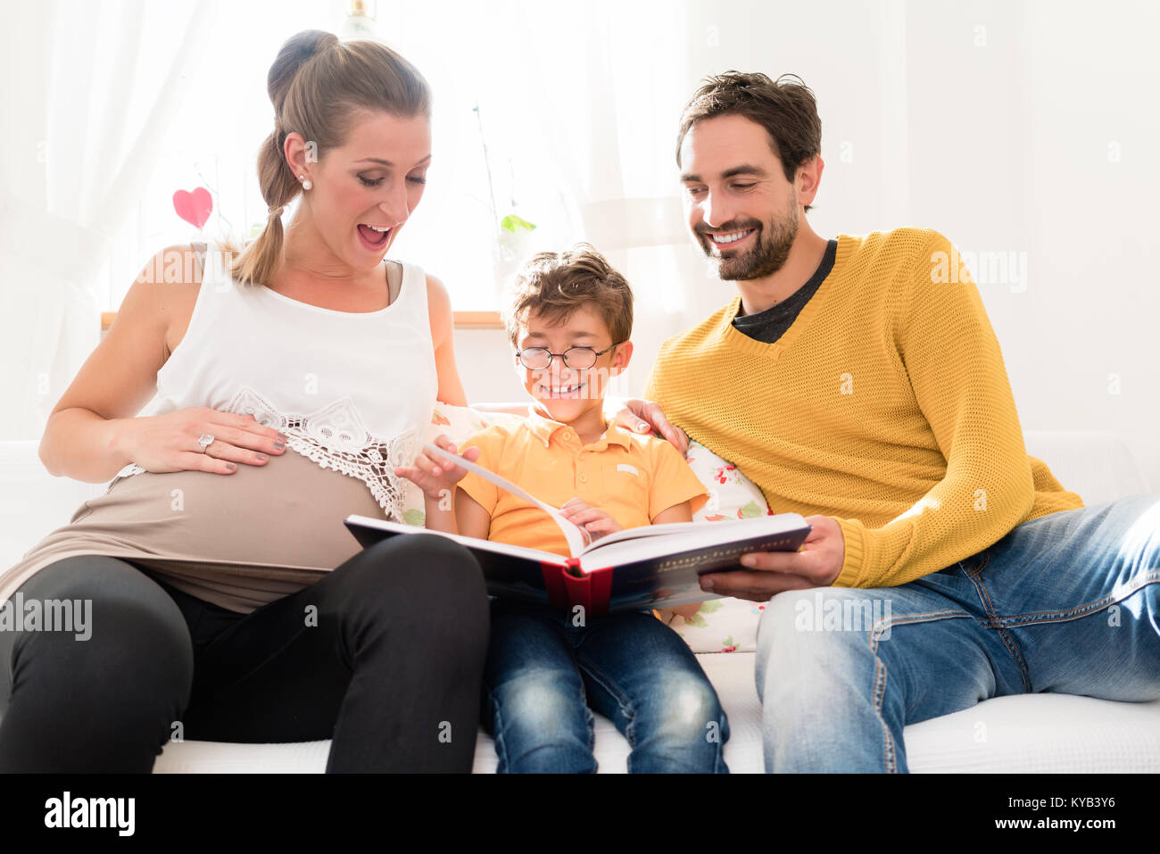 Die Eltern ihren erstgeborenen Sohn Bilder im Familienalbum Stockfoto