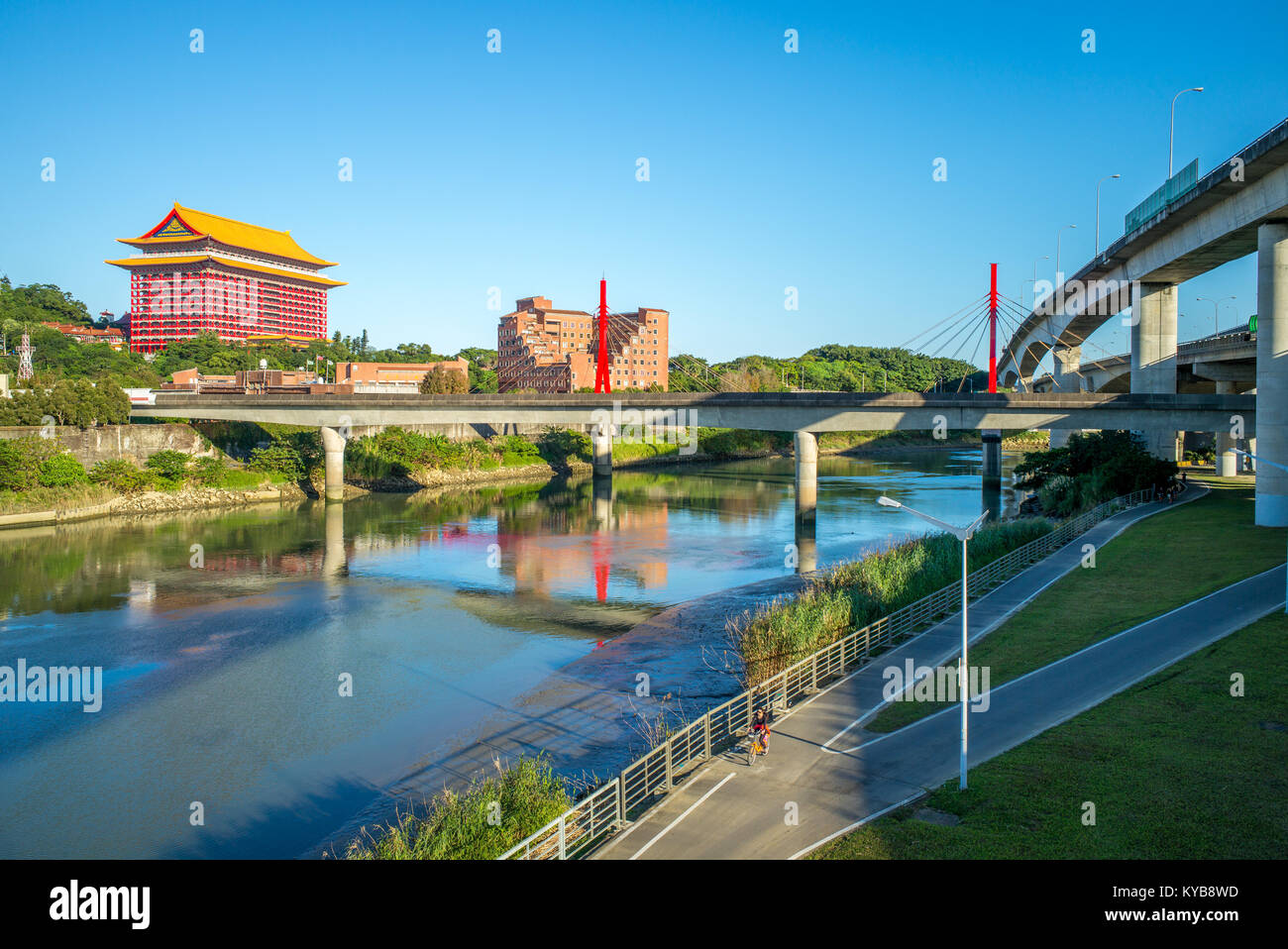 Landschaft von Taipeh durch den Fluss mit Grand Hotel Stockfoto