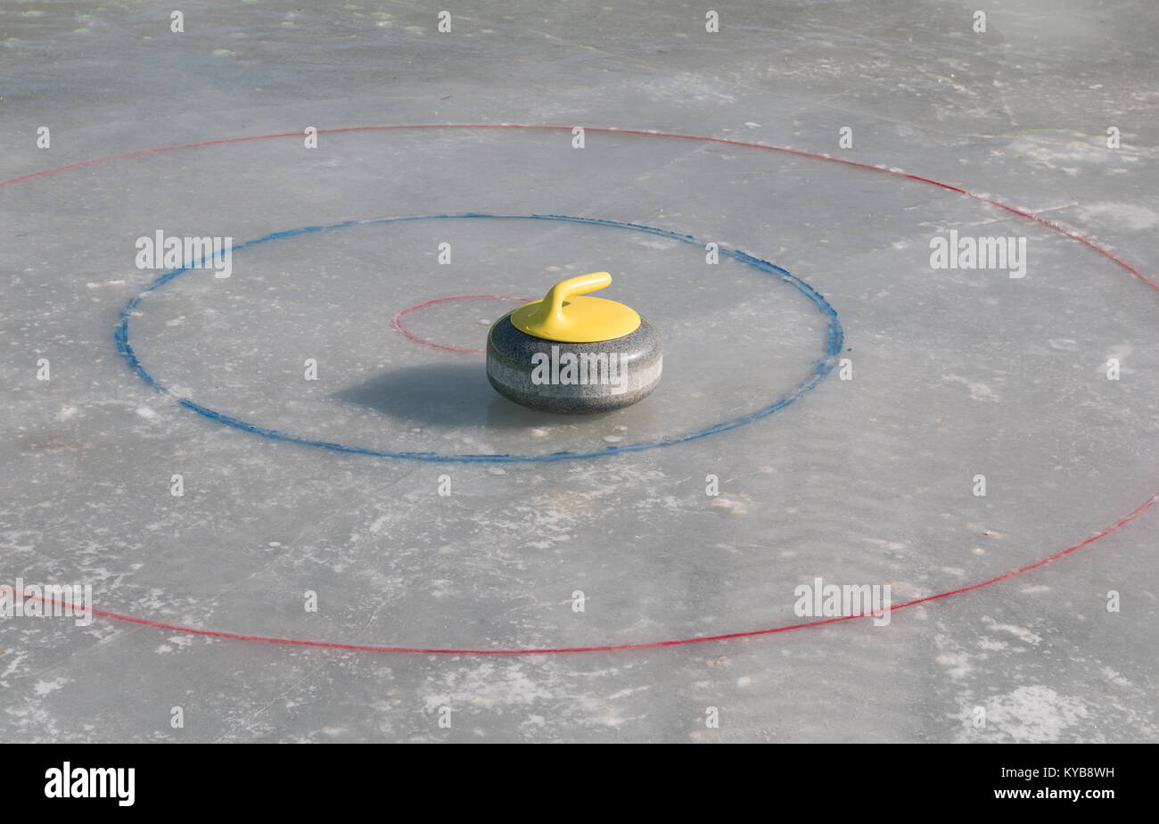 Curling Stein auf dem Eis Stockfoto