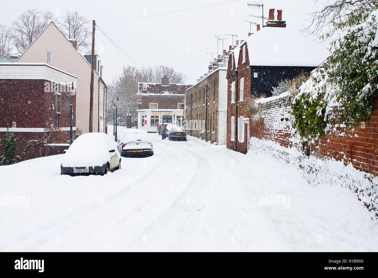 Verschneite Straße, Urban, Schnee Szene, Autos, In, Worthgate, Canterbury, Kent, England, UK Geschneit Stockfoto