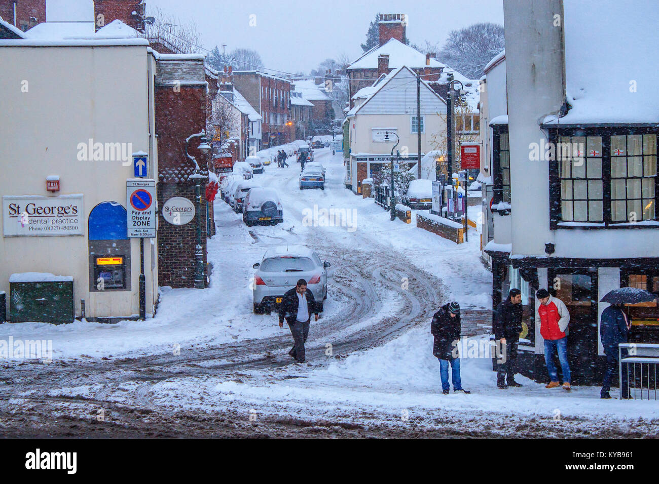 Verschneite Straße, Urban, Schnee Szene, Autos, Eingeschneit, Dover Street, Canterbury, Kent, England, Großbritannien Stockfoto