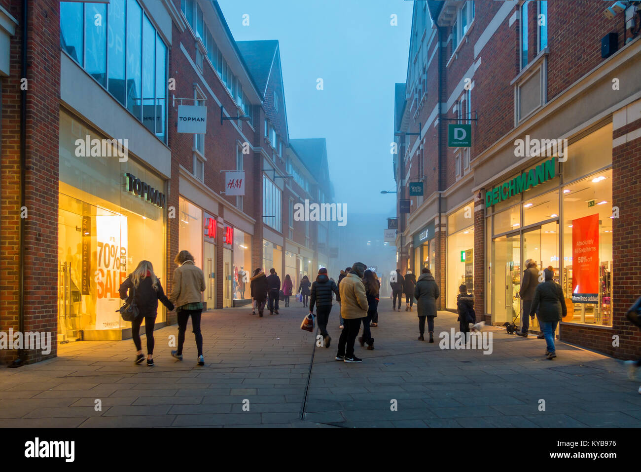 Shopping, Winter, Nebel, Whitfriars Einkaufszentrum, Canterbury, Kent, England, Großbritannien Stockfoto
