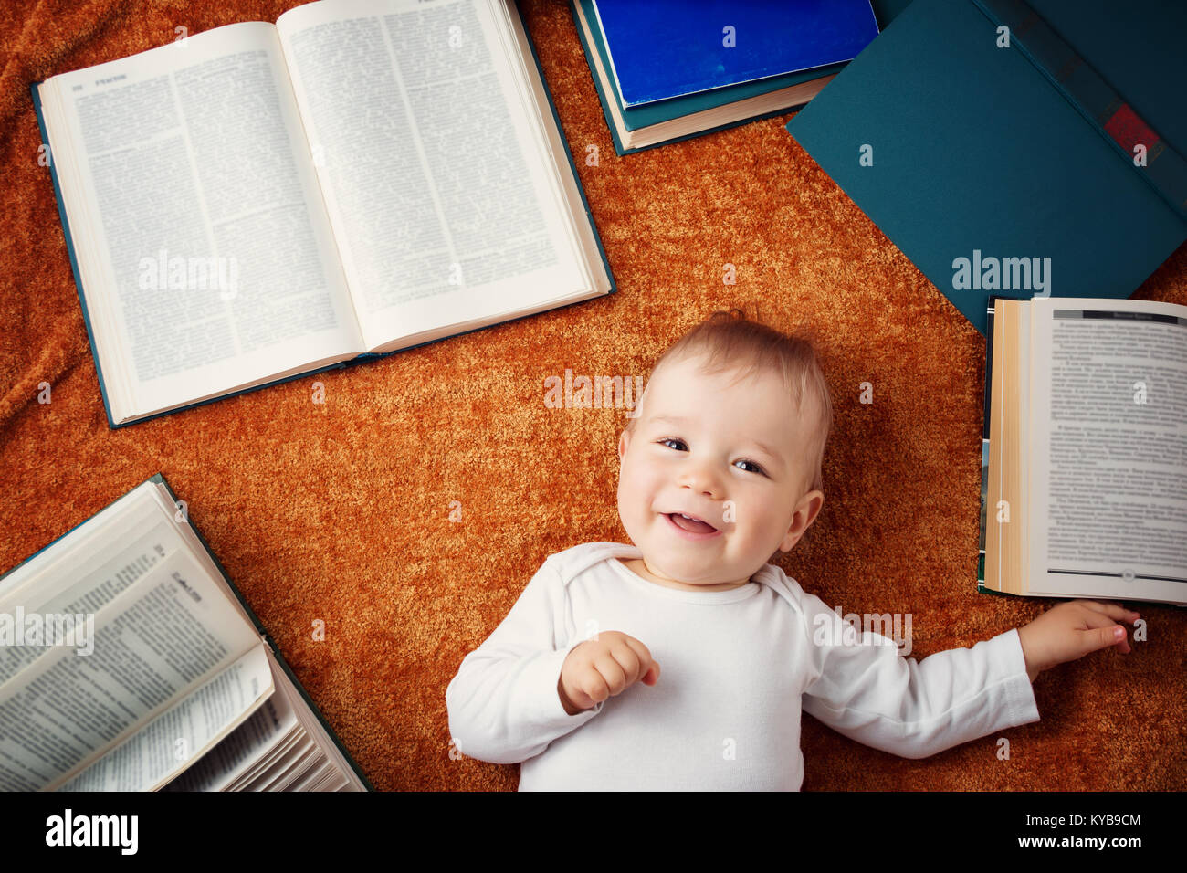 1 Jahr altes Baby mit Spectackles und Bücher Stockfoto