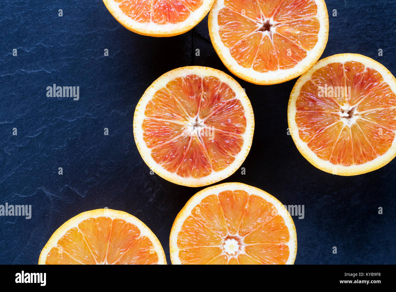 X Citrus Sinenesis. Blutorangen auf Schiefer. Stockfoto