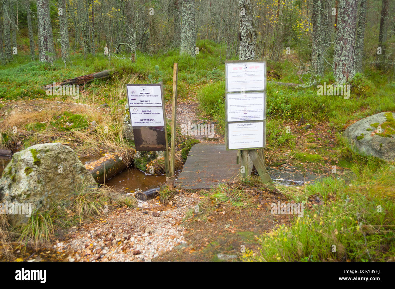 Eingang zum Lehrpfad rund um landsverk 1 in Evje Mineralsti - pensionierte Edelsteinmine und lokale touristische Attraktion. Stockfoto