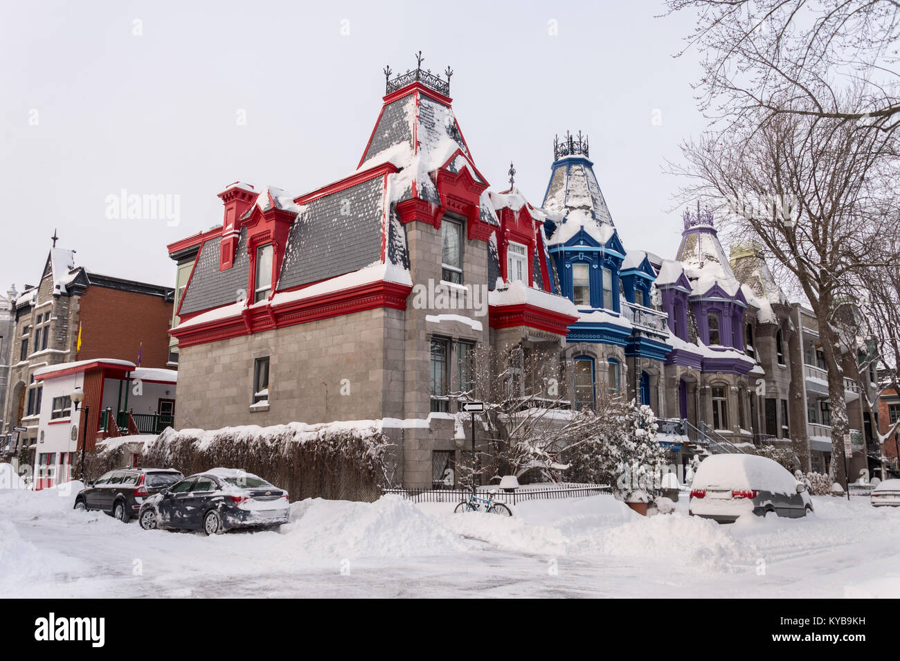 Montreal, Kanada - 13. Januar 2018: Victorian bunte Häuser in eckigen Saint Louis im Winter Stockfoto