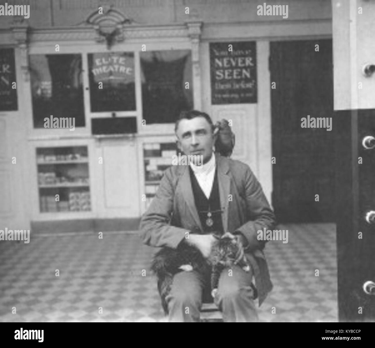 Max Florence studierte in den Werken von C. E. Johnson, die historische und künstlerische Aspekte des frühen 20. Jahrhunderts repräsentierten. Stockfoto