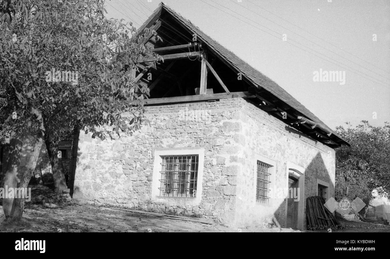 Eine elektrische Mühle, die aus einer verlassenen Scheune in Drašiči umgebaut wurde und 1965 gebaut wurde, um die adaptive Wiederverwendung im ländlichen Slowenien zu veranschaulichen. Stockfoto
