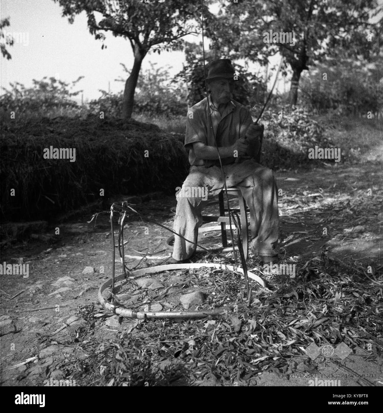 Foto des 84-jährigen Janez Movja aus Fojana, Slowenien, der 1953 ein traditionelles Textil webte und lokales Handwerk und kulturelles Erbe veranschaulicht. Stockfoto