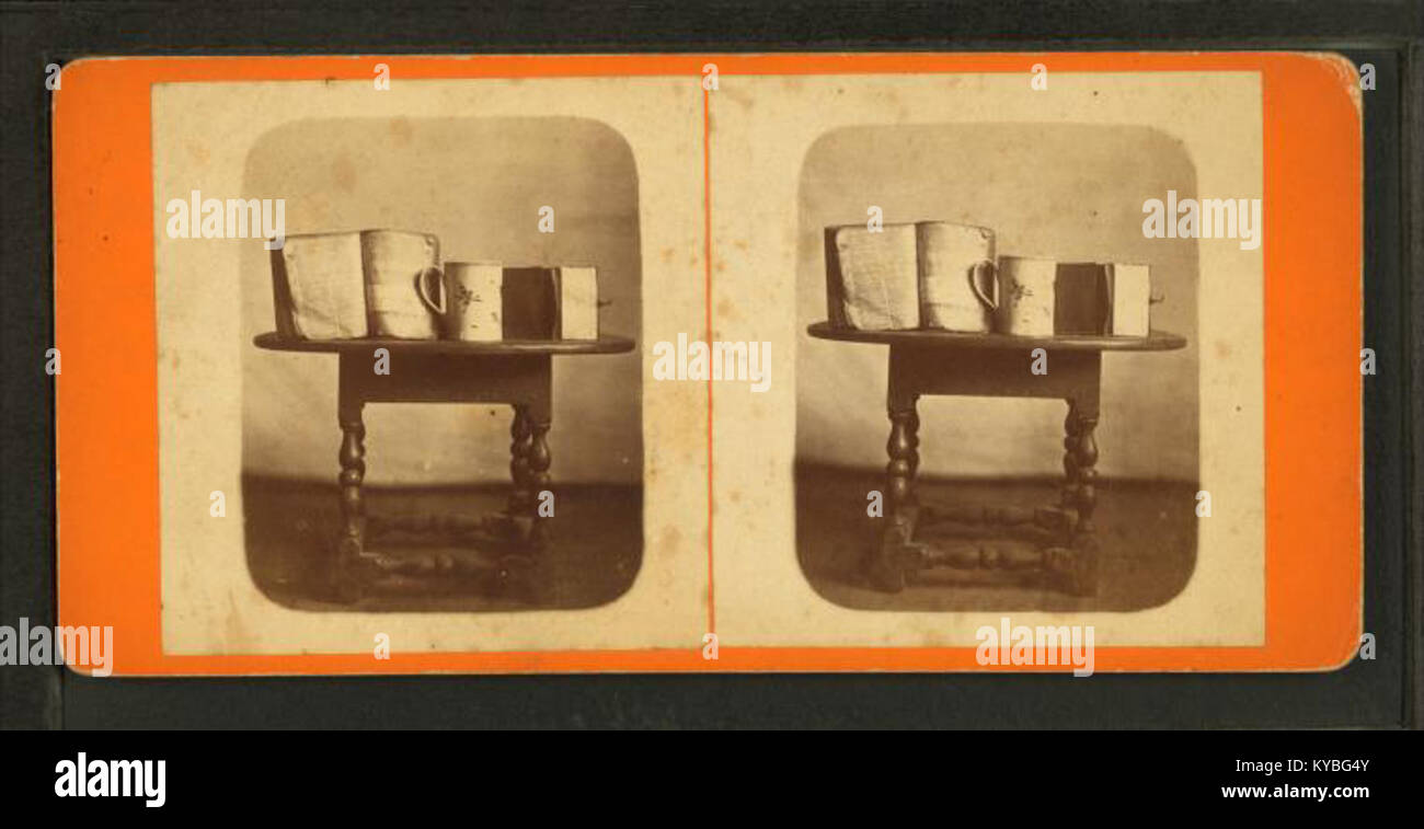 Diese Zusammenstellung besteht aus einem Becher und einer Brieftasche von Thomas Clark, zusammen mit einer Bibel aus der Mayflower-Ära, die alle im Robert N. Dennis-Archiv für stereoskopische Ansichten aufbewahrt wurden und persönliche Objekte aus dem frühen Kolonialamerika dokumentieren. Stockfoto