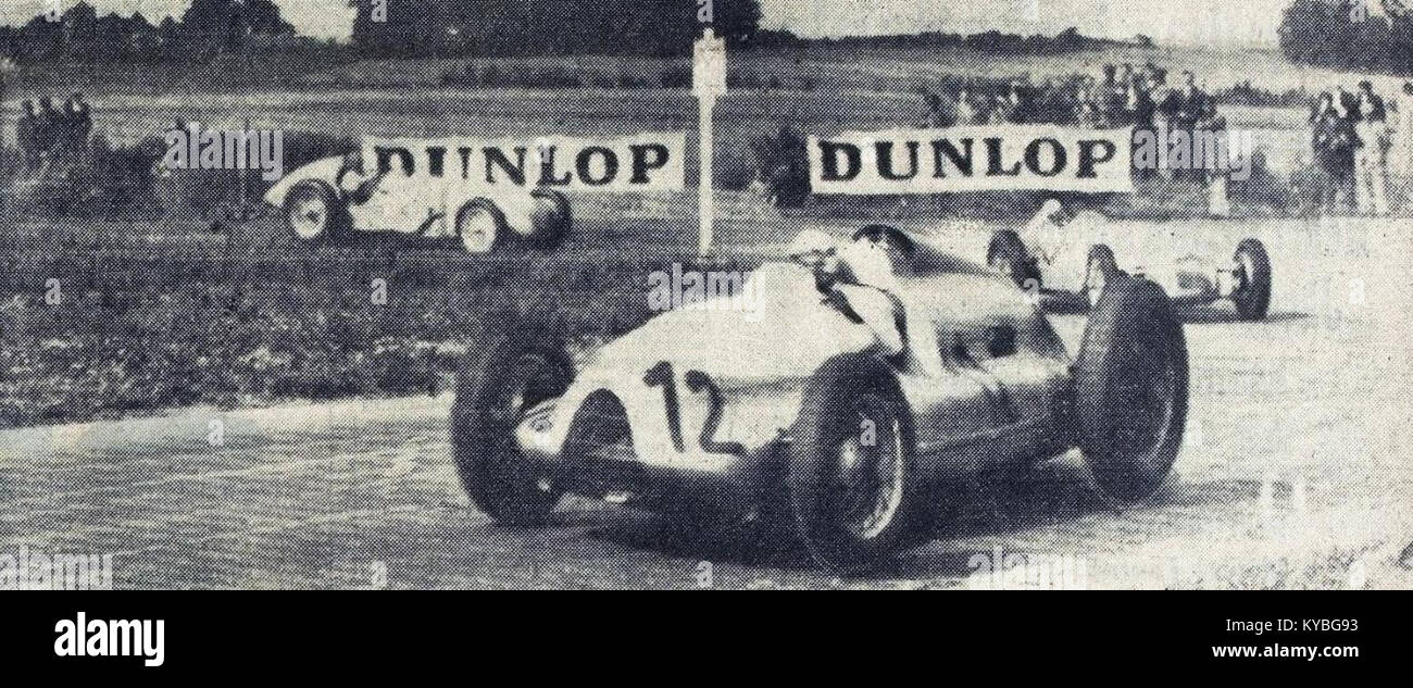 Ein Foto aus dem Jahr 1939 von den Rennfahrern Muller, Etancelin und Le Bègue beim Grand Prix de l'ACF, das frühe Automobilrennen, Fahrer und die europäische Motorsportgeschichte einfängt Stockfoto
