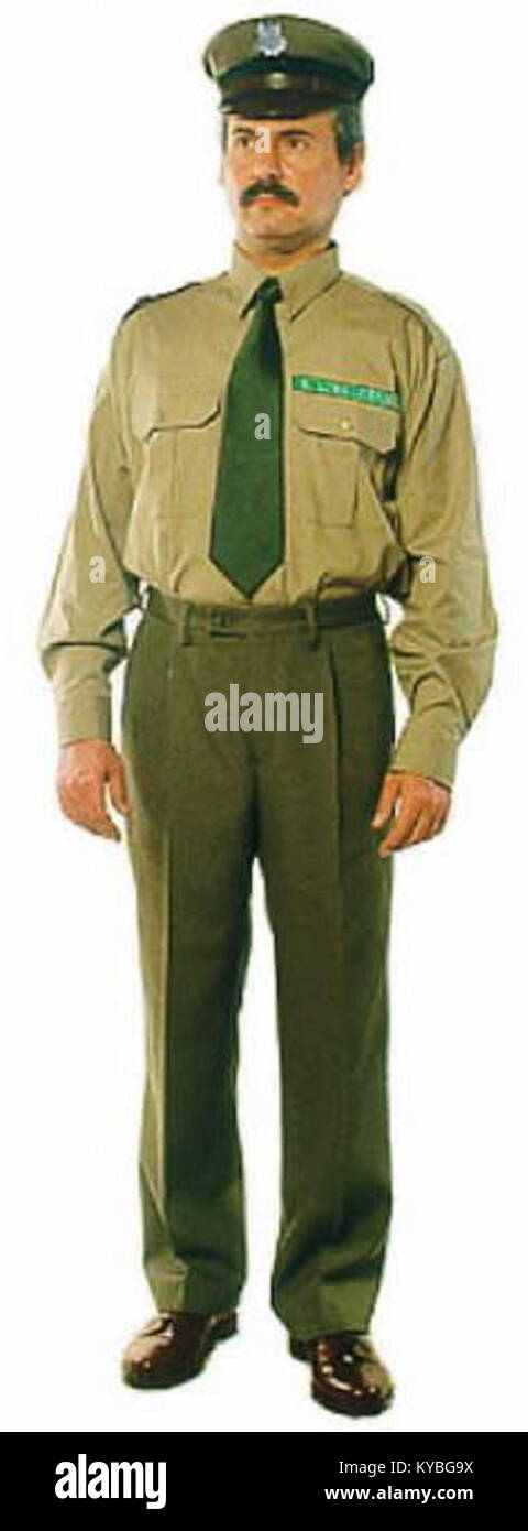 Abbildung einer polnischen Tagesuniform für Männer mit Kurzarmhemd, die den Kleidungsstil und das funktionale Design in Strafverfolgungsbehörden oder im öffentlichen Dienst veranschaulicht. Stockfoto
